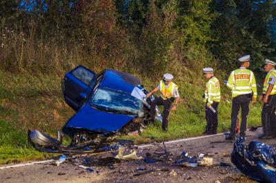 Markgroeningen: Horrorcrash! BMW rast frontal in Audi - 2 Tote und 2 Verletzte, darunter ein 4-jaehriges Kind